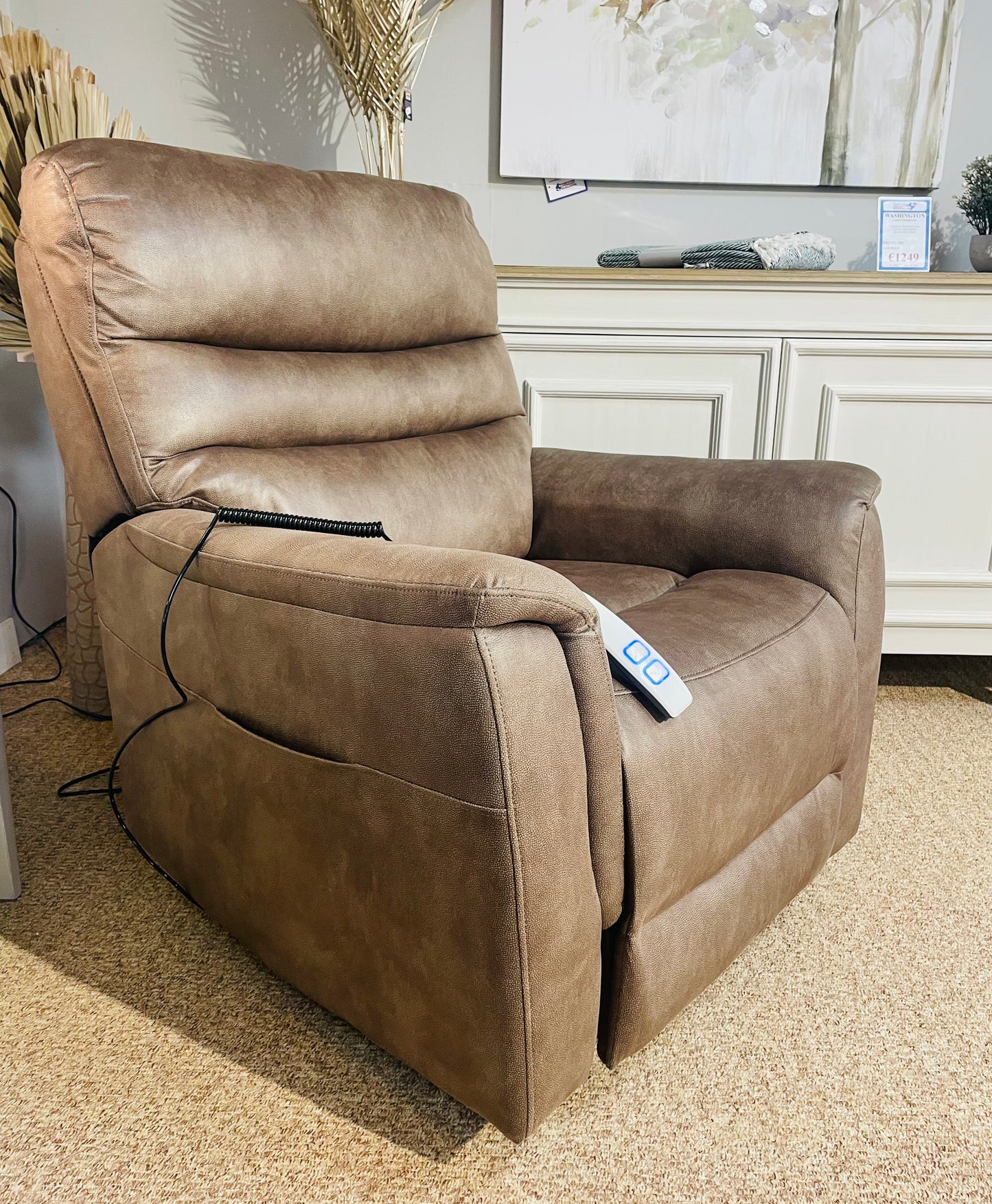 Edward powered Lift and rise chair